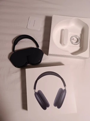 Apple AirPods Max hörlurar svart - Säljer ett par Apple AirPods Max i svart. Over-ear design med mjuka öronkuddar i tyg och metallbyglar. Grym ljudkvalitet, stilren och modern look. Levereras med originalförpackning, laddkabel och smart case.