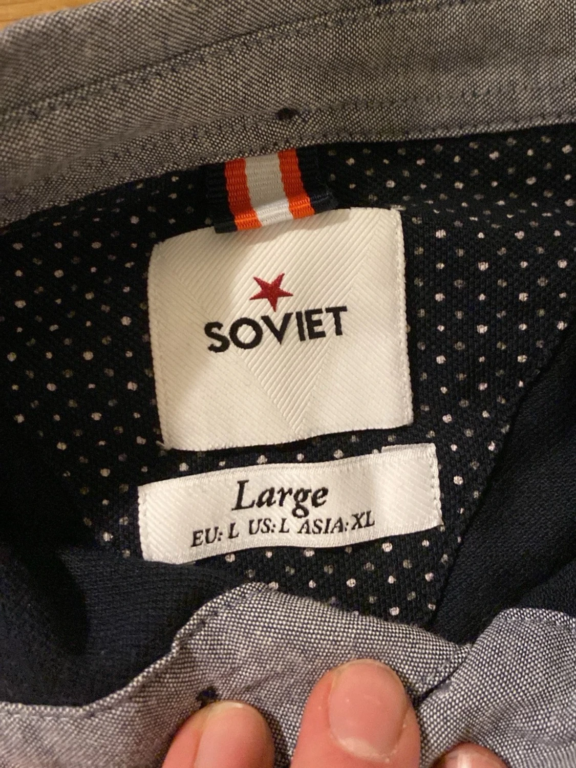 Mörkblå prickig t-shirt med krage - 2