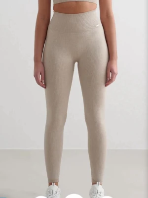 Tränings tights  - Ett par helt nya gym tights från Aimn så tyvärr är för små på mig men helt oanvända. I storlek xs och en jätte fin beige färg, dessutom ribbade. 