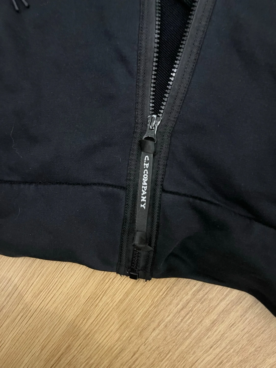 Svart hoodie med dragkedja från CP company - 4