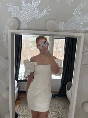 Studentklänning  - Jättefin kort, vit klänning med korsettliknande topp och räfflat material vid bröstet. Perfekt till student eller liknande🥰