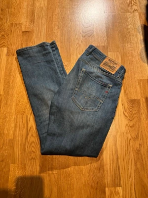 Replay Jeans - Sjukt fina blå Replay Jeans Straight Fit Grover Jeans Medium Blue i fint skick, Ny pris 1199kr, Storlek W33/L32. Hör av dig vid funderingar!🤩