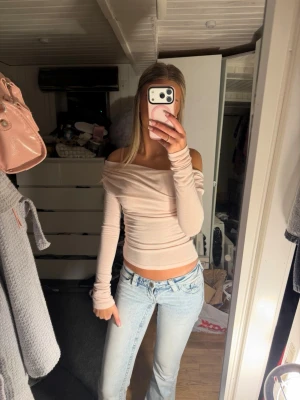Ljusrosa offshoulder topp - Trendig ljusrosa offshoulder topp med långa ärmar och figurnära passform. Toppen är croppad och har en mjuk, stretchig känsla som sitter snyggt på kroppen. Perfekt för dig som gillar en stilren och feminin look. Pris kan diskuteras❤️