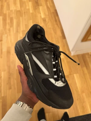 Äkta Dior b22 skor!! Kommer ej med box eller kvitto. - Äkta Dior b22 skor. Box finns men jag har ej den på grund av att den är 3 timmar bort men jag äger fortfarande boxen och kvitto finns i boxen. Tvättas självklart.