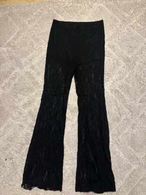 Svarta spets byxor  - Svarta spetsbyxor. Är väldigt mjuka och stretchiga. Har inbyggda schorts.