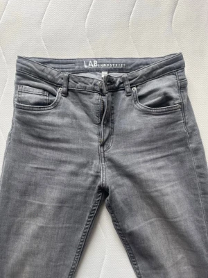 Grå jeans från LAB Industries - Snygga grå jeans från LAB 