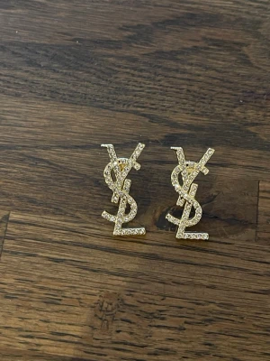 Örhängen guld färg  - Mode örhängen 