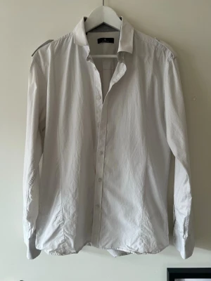 Vit smalrandig skjorta från Selected - Klassisk vit skjorta från Selected med diskreta ränder. I bra skick, skriv för fler bilder och mått! 