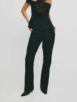 Lågmidjade kostymbyxor - Lågmidjade kostymbyxor med bootcut/rak passform. Från Bik bok i storlek 36🎉Super bra skick. Nypris 499kr