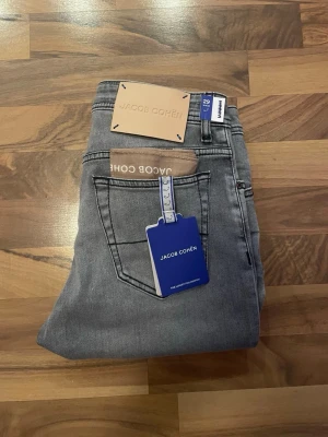 Jacob cohën  - Säljer ett par helt nya Jacob cohën jeans med alla tags och duk! Storlek 29, modell bard! Skriv vid funderingar!