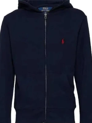 Marinblå tröja från Ralph Lauren - Mörkblå hoodie från Polo Ralph Lauren med dragkedja och luva. Klassisk modell med den ikoniska röda loggan broderad på bröstet. Två fickor framtill och väldigt bekväm passform. Perfekt till vardags och lätt att matcha med många outfits.  Skick: Bra skick   Storlek: (lägg till storlek)  Navy blue zip-up hoodie from Polo Ralph Lauren with hood and the iconic red embroidered logo on the chest. Classic and comfortable hoodie with front pockets. Perfect for everyday wear. Size: 12-14 years