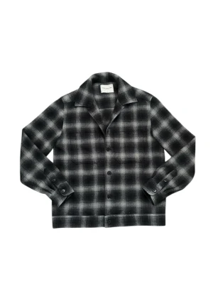 Rutig skjorta  - Stilren rutig skjorta från these glory days i svart och grått. Skjortan har klassisk krage, knäppning framtill och långa ärmar. Perfekt för dig som gillar en avslappnad men trendig look.