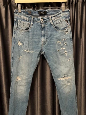 Replay anbass  - Replay anbass - skick 8/10, använt men fint skick - storlek 30/32 - sjukt feta jeans med schyssta slitningar! - hör av er vid frågor🙌