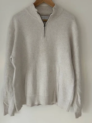 Beige stickad halvzip från Volt  - Snygg beige stickad tröja från Volt med halvzip och hög krage. Tröjan har ribbade muddar vid ärmslut och nederkant samt en stilren, diskret struktur. Perfekt för lager på lager och enkel att matcha till olika outfits. Nypris var 899kr men säljer den för 200kr. 