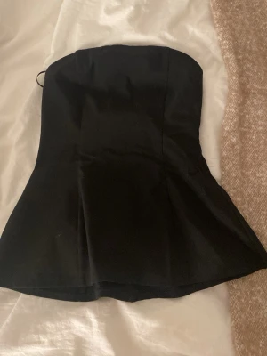 Kostym topp - Jätte fin figur sydd kostym topp från Bik Bok i storlek 36. Har en dragkedja på sidan. Använt den 2 gånger. Så i väldigt fint skick. Ny pric 400 tror jag😊 skriv för fler bilder , på osv..😊🙏🏼