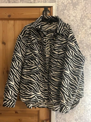 Jacka med zebramönster - Jacka med zebramönster från Gina tricot. Mycket bra skick använd fåtal gånger. Hör av vid frågor! 💗