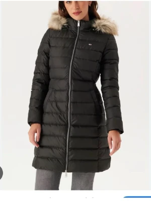 Tommy hilfiger dunjacka - OBS! UTAN PÄLS! Helt ny, köpt för liten storlek 😭 glömt den i garderoben ett tag och dags att sälja nu! NYPRIS 3599kr ⚡️⚡️⚡️50% billigare. Perfekt att ha nu!