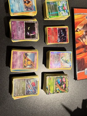 Stor samling Pokémonkort - Säljer Pokémonkort i bulk. Innehåller både vanliga och holografiska kort från olika generationer och serier. OBS äkthet kan inte verifieras. Höjd på korten staplade: ca 20 cm. Fåtal Yu-gi-oh kort i mixen. Men 95%+ är Pokémon.