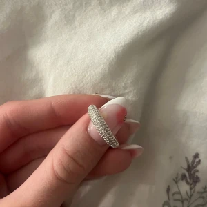 Silverring med gnistrande stenar - Superfin ring från muli collection, storlek 17💕