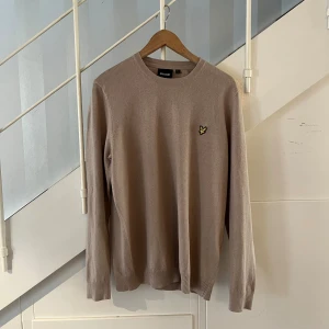 Lyle & Scott stickad tröja  - En lite schysstare tröja från lyle and Scott. Använd fåtal gånger. Skriv vid frågor!🐥