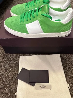 Gröna valentino flycrews  - Säljer ett par unika sällsynta valentino flycrews för ändast 2600 nypris:7299 storlek 43,5 bara höra av sig om ni har några frågor eller funderingar 