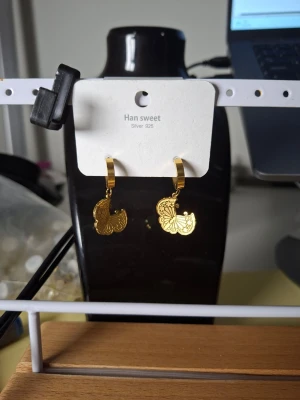 Guldpläterade örhängen - Snygga guldpläterade örhängen från Han Sweet i form av små fjärilar med fina detaljer. Tillverkade i silver 925 och har en elegant, glänsande finish. Perfekta för att lyfta vilken outfit som helst med en touch av glamour.