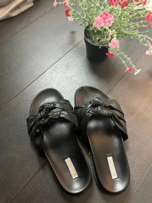 Svarta Sandaler - - från nelly. Lite nötta i fram (se bild 2), men annars hela och rena. Storlek 40