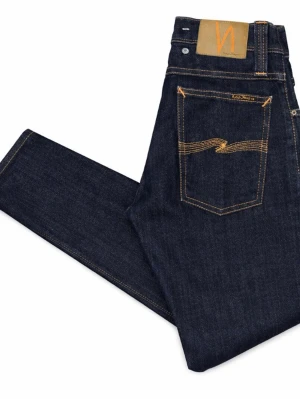 Mörkblå jeans från Nudie Jeans - Säljer ett par mörkblå jeans från Nudie Jeans med klassisk rak passform. Jeansen har kontrastsömmar i gult och en snygg läderpatch med logga bak. Tillverkade i kraftig denim, perfekta för dig som gillar stilrena och tidlösa jeans. Storlek 28/32