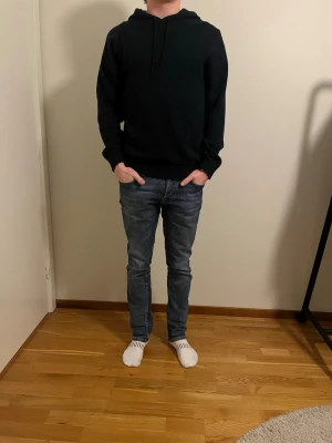 Stickad hoodie herr - En stickad mörkblå hoodie från Dressmann. Skulle säga att den är väldigt bra skick då jag endast använt den ett fåtal gånger. Skriv gärna vid frågor eller funderingar!