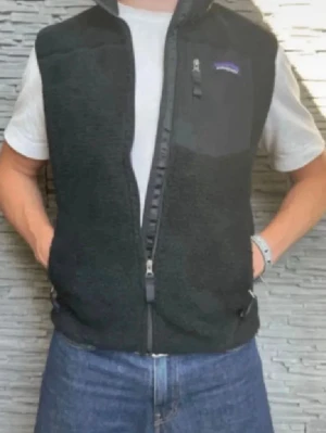 Svart fleeceväst från Patagonia - Säljer en svart Patagonia väst med svarta fickor och dragkedjor. Är i storlek S men passar även åt det större hållet. Helt ny med prislapp kvar! Hör av er vid funderingar.🖤