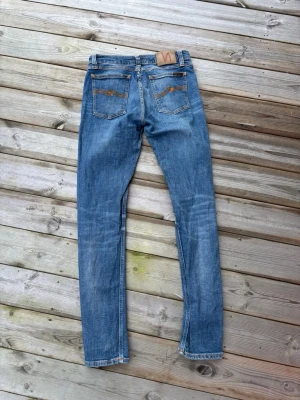 Nudie jeans skinny Lin  - Säljer ett par riktigt feta blåa nudie jeans i modellen skinny Lin, storlek w30 l32!       Inga defekter alls, ser ut som nya!            Hör av dig vid funderingar😁
