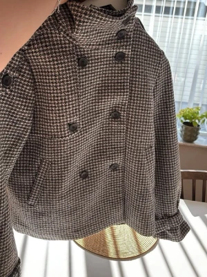 Kappa Soyaconcept trenchcoat - Så fin rutig jacka från soyaconcept med dubbelknäppning och hög krage! Passar S och M! Ordinariepris är 1200 kr, mitt pris 840 kr! (Vissa bilder är lånade, men identiska) Mycket bra skick utan synliga skador, däremot inte lika ren som tidigare, och tyvärr litet hål i ena fickan 