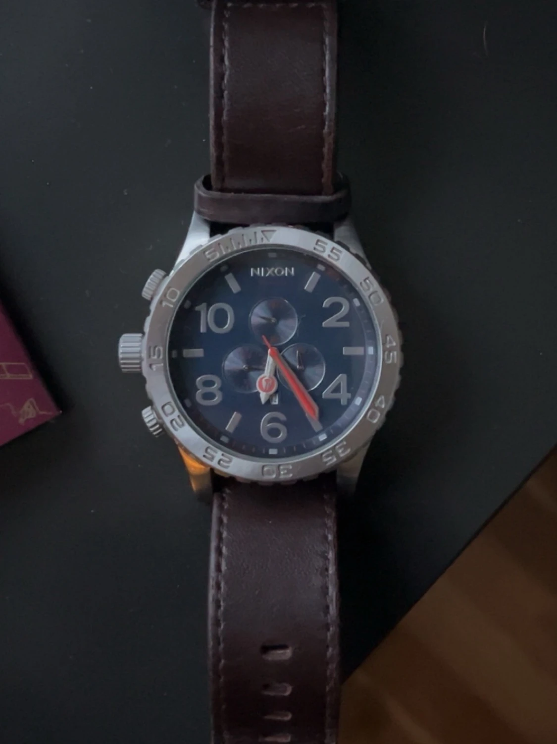 Nixon klocka med brunt läderband