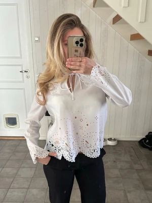 Vit blus  - Supersöt vit blus i storlek 36 ifrån & other stories. Säljer den för 199kr då den inte kommer till användning🥰