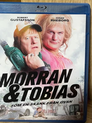 Morran & Tobias Blu-ray film - Säljer filmen 'Morran & Tobias: Som en skänk från ovan' på Blu-ray. Svensk komedi med Robert Gustafsson och Johan Rheborg. Omslaget är blått och filmen är från 2016. Perfekt för dig som gillar svensk humor och samlar på Blu-ray.