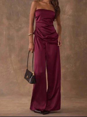 Satin set byxa+ topp - Snyggt vinrött set i tyget satin. ger en lyxig känsla. Använd 1 gång på julafton. Så bekvämt och snyggt!