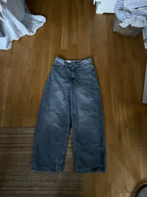 Vida grå jeans med låg midja - Säljer ett par blå jeans med riktigt snygga jeans  Perfekta för dig som gillar baggy jeans.