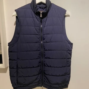 Oscar Jacobson Väst - Oscar Jacobson väst, stl. 46. Nyskick