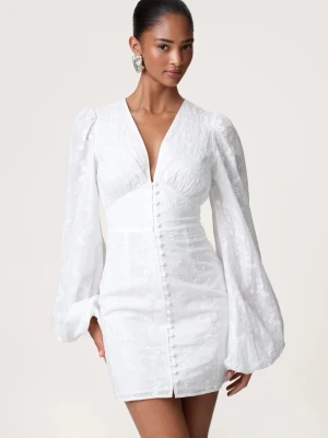 Vit klänning från Adoore - Säljer min fina adoore klänning💕endast använd två gånger så i jättefint skick 