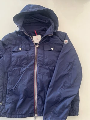 Moncler - Snygg mörkblå vintage vindjacka från Moncler med huva som går att ta bort (bild 3) kommer ej ihåg vad modellen heter skriv för mer information! 