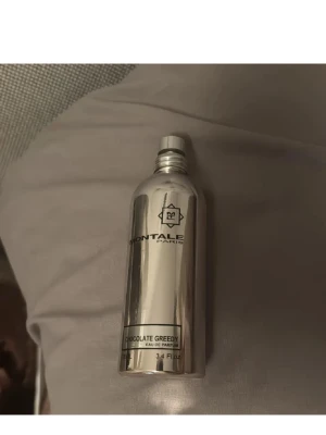 Montale chocolate greedy - Perfekt parfym för dig som giller gourmand parfymer! Uppskattar det att vara ca 35-40% kvar. Hittar tyvärr inte korken men kommer paketera den väl när jag skickar. 