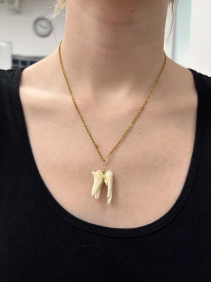 Tunt guldhalsband i minimalistisk stil - Säljer ett tunt och stilrent halsband i guldfärg. Halsbandet har en enkel och klassisk design som passar perfekt för dig som gillar minimalistiska accessoarer. Perfekt att bära ensam eller att kombinera med andra smycken för en personlig look.