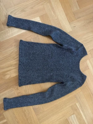 Glittrig topp från zara - Använd en gång, inga defekter! Väldigt stretchig, passar även S-M. Öppen rygg