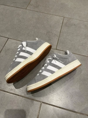 Campus adidas - Säljer dem här tvär schyssta adidas campus i färgen grå!. Är i storlek 41-42 och sitter skönt på foten.  Priset är inte hugget i sten och kan diskuteras vid intresse!! Tveka inte att köpa! 🙌