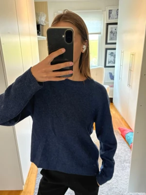 Mörkblå stickad tröja - En enkel och tunnare mörkblå stickad tröja 