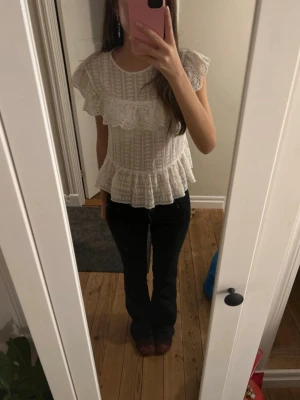 Vit spetsblus med volanger - Söt vit blus med broderade spetsdetaljer och volanger från Zara. 