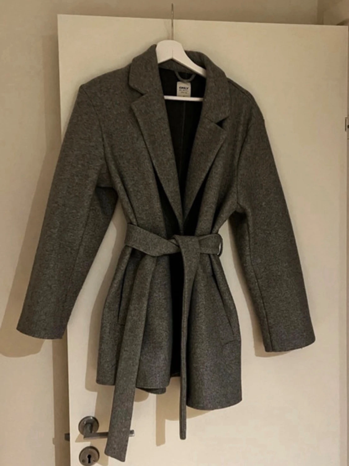 Grå kappa med bälte