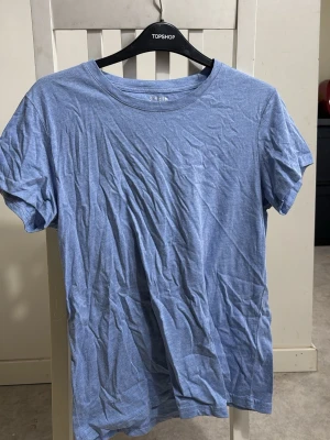 Ljusblå basic t-shirt  - Ljusblå T-shirt.  Aldrig använd!