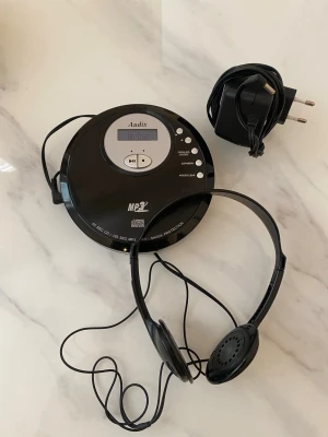 MP3 cd spelare  - Säljer ett par klassiska svarta in-ear hörlurar från Sony. De har sladd och passar perfekt till portabla CD-spelare eller andra enheter med 3,5 mm uttag. Lätta och smidiga att ta med sig, med enkel och stilren design i plast.
