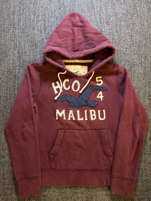 Hollister Malibu hoodie - Säljer en sällsynt Hollister hoodie. Skick 9/10 | eftertraktad modell |  St M | passar perfekt nu till våren | obs kan gå ner i pris vid snabb affär! Frakt samma dag ⚜️ 